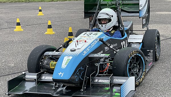 Kollege beim Fahren des Parcours im Rennwagen