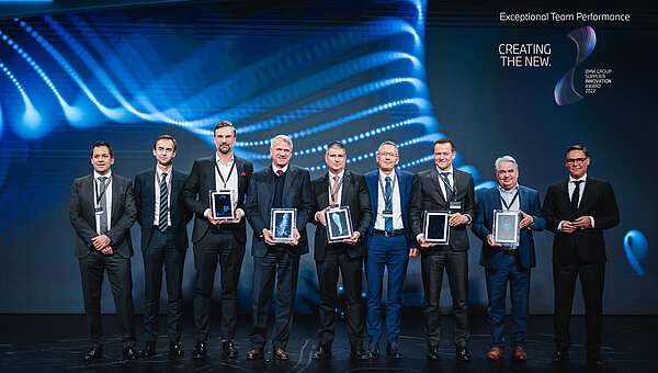 Gruppe von Preisträgern des BMW Group Supplier Innovation Award 2022 bei der Preisverleihung.
