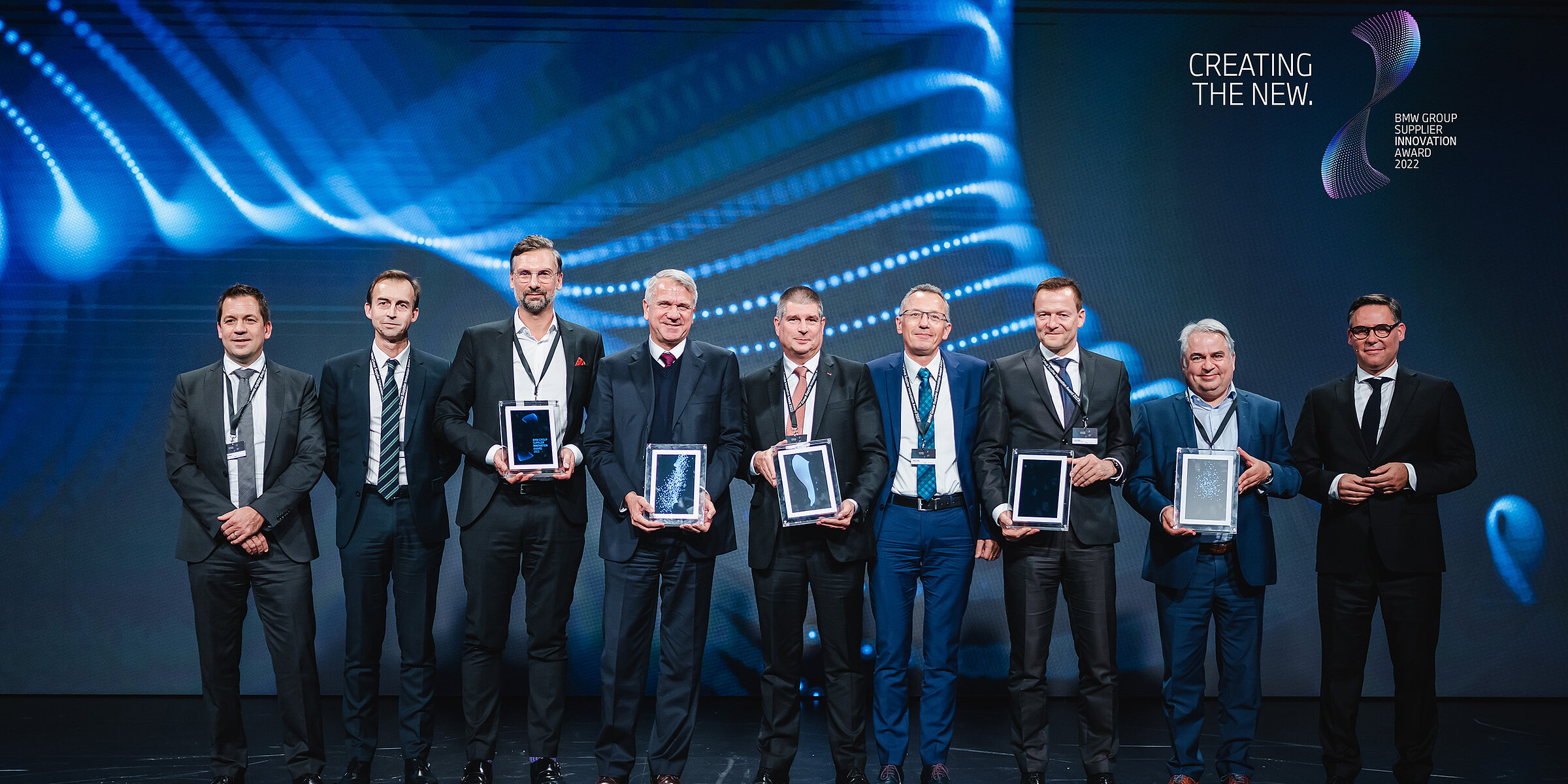 Gruppe von Preisträgern des BMW Group Supplier Innovation Award 2022 bei der Preisverleihung.