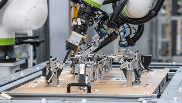 Roboterarm der an einem Bordnetz arbeitet