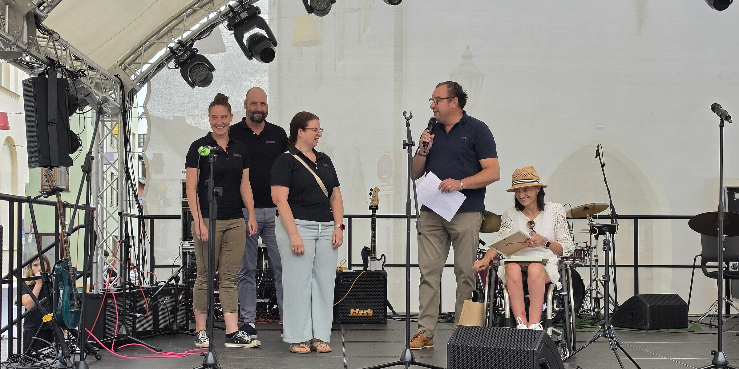 Mitarbeitende auf der Bühne bei der Siegerehrung.