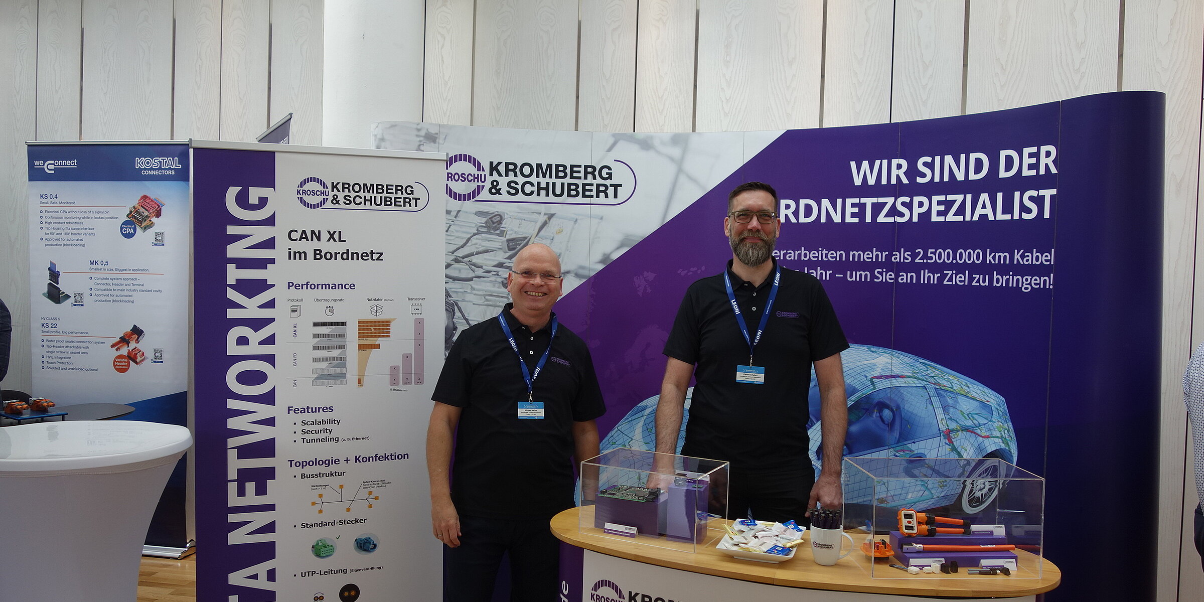 Zwei Mitarbeiter an unserem Messestand auf dem Bordnetzkongresss.