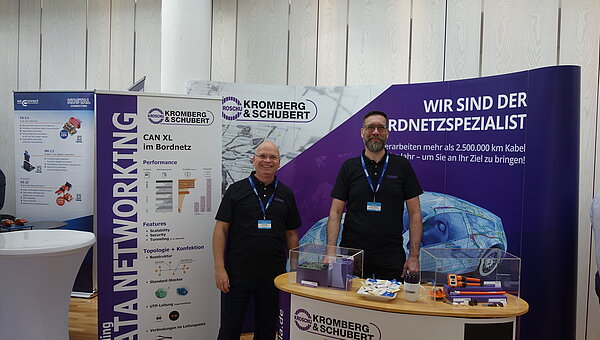 Zwei Mitarbeiter an unserem Messestand auf dem Bordnetzkongresss.